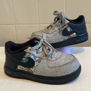 💙NIKE FORCE 1 LV8 (CQ4218-001) Toddler SIZE 8C Gray Blue Black Graffiti